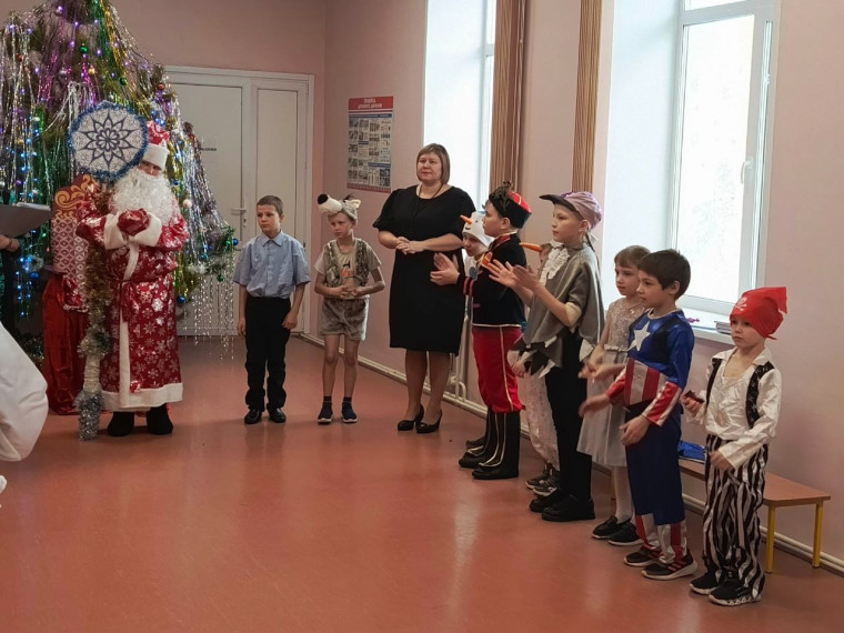 Новогодний утренник для учащихся начального звена..
